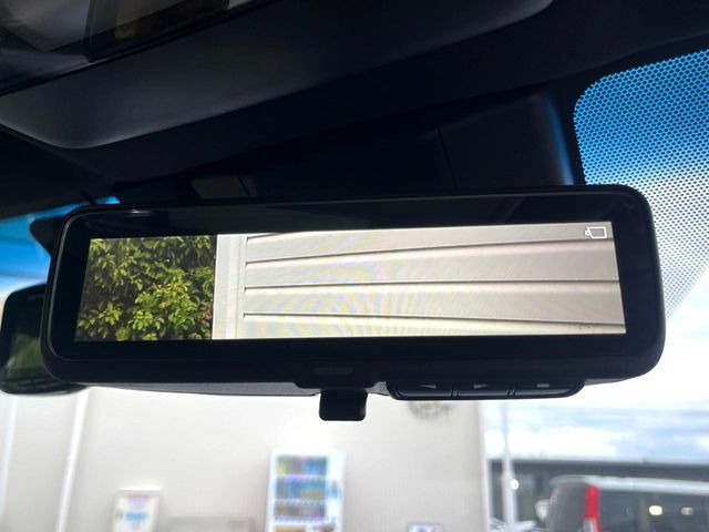 【デジタルインナーミラー】後席の大きな荷物や同乗者で後方が確認しづらい時でも安心!カメラが撮影した車両後方の映像をルームミラー内に表示。クリアな視界で状況の確認が可能です!