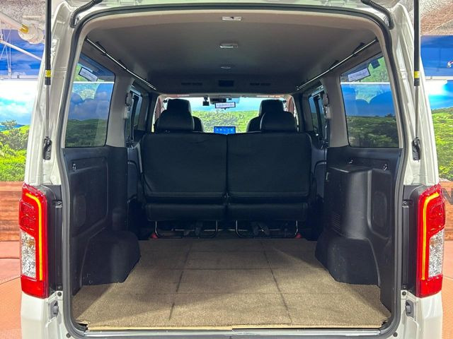 積み下ろしのしやすいデッキにはたっぷりと荷物を積み込んでいただけます。遊びから仕事まで、様々なシーンで頼れます♪