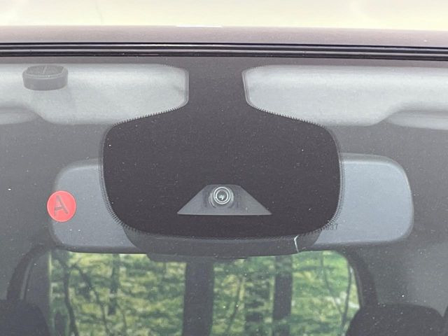 【インテリジェントエマージェンシーブレーキ】フロントカメラで前方の車両や歩行者を検知。衝突しそうな時は衝突被害軽減ブレーキが作動、衝突回避をサポート。より安全にドライブをお楽しみいただけます。