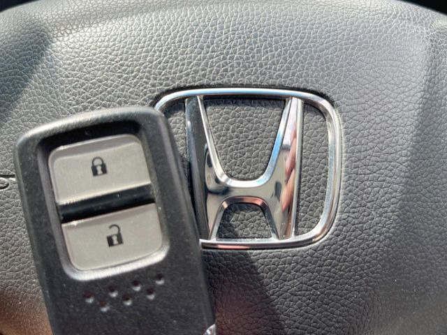 【Hondaスマートキー】カバンやポケットに入れたままでもドアの施錠・解錠が可能なスマートキーを装備。エンジンのオン・オフ時もカギを取り出す必要が無いからとっても便利です♪