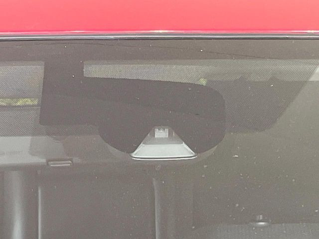 【インテリジェントエマージェンシーブレーキ】フロントカメラで前方の車両や歩行者を検知。衝突しそうな時は衝突被害軽減ブレーキが作動、衝突回避をサポート。より安全にドライブをお楽しみいただけます。