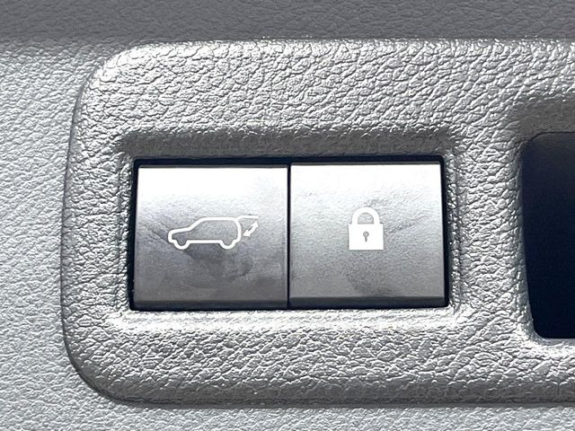 【パワーバックドア】スマートキーや運転席のボタンを押すだけでリアゲートが自動で開閉します!荷物を持っている時や、高い位置にあるバックドアを閉める際に便利な機能です♪