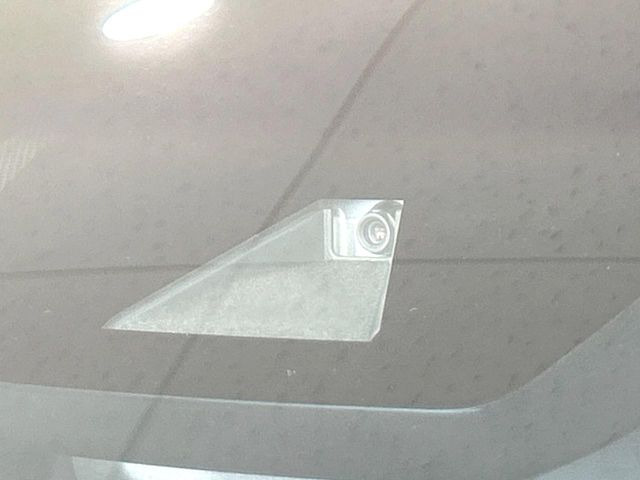 【トヨタセーフティセンス】走行中に前方の車両等を認識し、衝突しそうな時は警報とブレーキで衝突回避と被害軽減をアシスト。より安全にドライブをお楽しみいただけます。