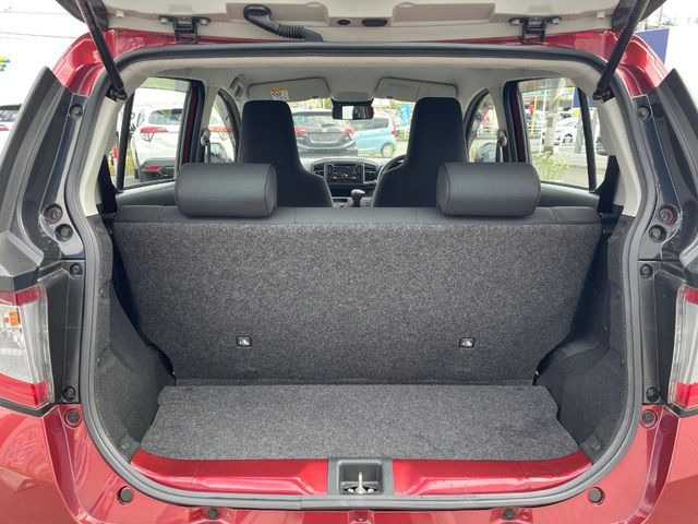 普段のお買い物や通勤、送迎等に十分な荷室スペースを確保しております。セカンドシートを倒すと、大きな荷物の積載も可能です♪
