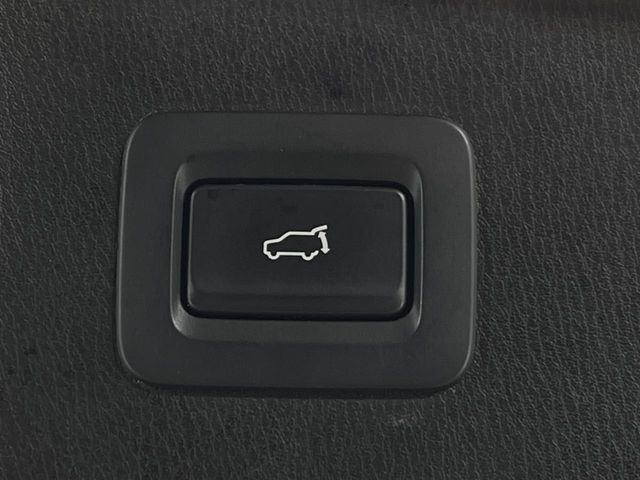 【パワーバックドア】スマートキーや運転席のボタンを押すだけでリアゲートが自動で開閉します!荷物を持っている時や、高い位置にあるバックドアを閉める際に便利な機能です♪