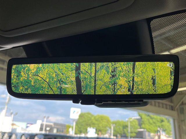 【デジタルインナーミラー】後席の大きな荷物や同乗者で後方が確認しづらい時でも安心!カメラが撮影した車両後方の映像をルームミラー内に表示。クリアな視界で状況の確認が可能です!
