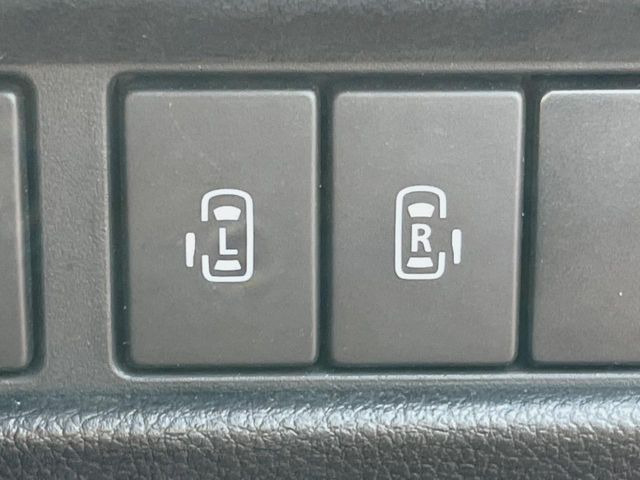 【両側パワースライドドア】スマートキーや運転席のスイッチで後席両側スライドドアの開閉が可能♪電動だから力を入れてドアを開ける必要が無く、小さなお子様でも簡単に開け閉めでき快適です♪