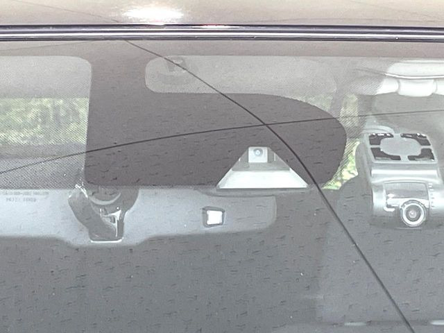 【エマージェンシーブレーキ】走行中に前方の車両等を認識し、衝突しそうな時は警報とブレーキで衝突回避と被害軽減をアシスト。より安全にドライブをお楽しみいただけます。