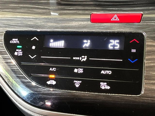 【オートエアコン】一度お好みの温度に設定すれば、車内の温度を検知し風量や温度を自動で調整。暑い&hellip;寒い&hellip;と何度もスイッチ操作をする必要はありません。快適な車内空間には必須の機能ですね♪