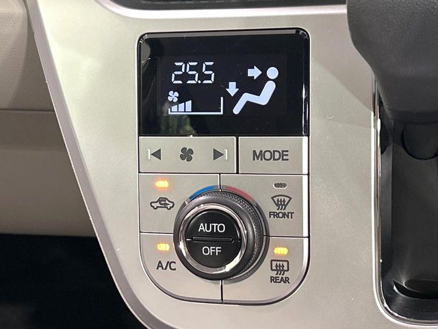 【オートエアコン】一度お好みの温度に設定すれば、車内の温度を検知し風量や温度を自動で調整。暑い&hellip;寒い&hellip;と何度もスイッチ操作をする必要はありません。快適な車内空間には必須の機能ですね♪