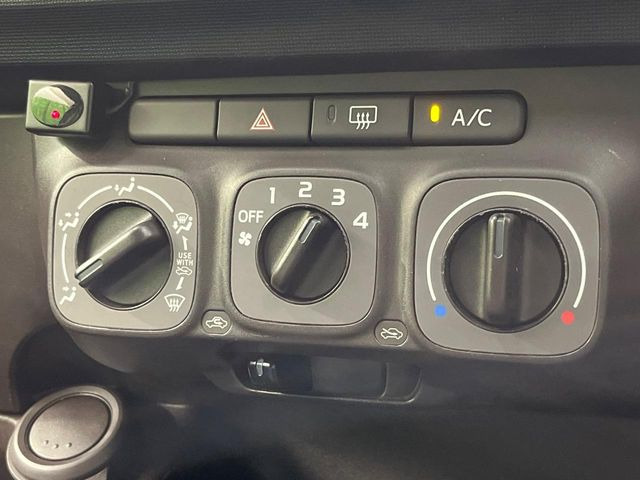 寒い冬も暑い夏も全席に快適な空調を届けてくれる、ダイヤル式エアコンを装備♪