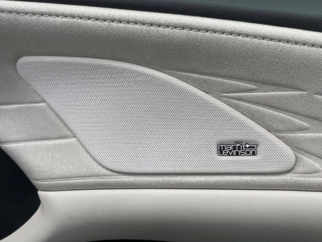 【マークレビンソンサウンドシステム】メーカーオプションの高品位サウンドシステムを搭載。専用のチューニングが施された大小様々なスピーカーから良質なサウンドが奏でられ、臨場感あふれる音響空間を演出します。