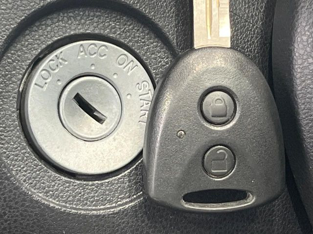 【キーレス】少し離れた場所からでもボタン一つでドアの開錠・施錠ができるのでとっても便利!ドアの鍵穴周りに傷をつけることもありません♪