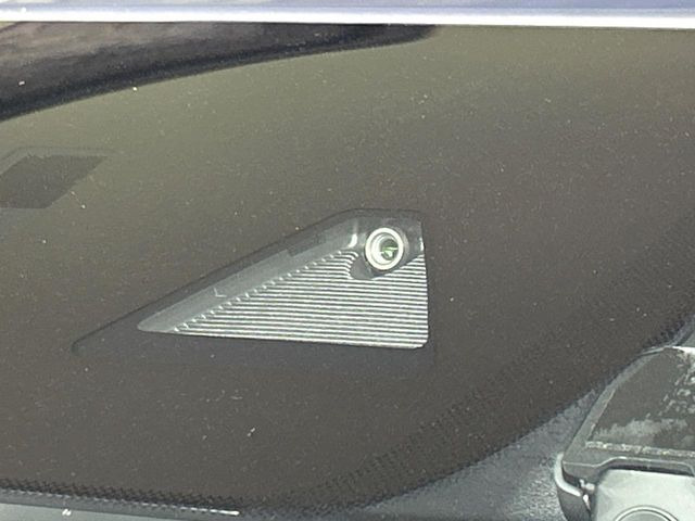 【スマートシティブレーキサポート】低速走行中に前方の車両等を認識し、衝突しそうな時は警報とブレーキで衝突回避と被害軽減をアシスト。より安全にドライブをお楽しみいただけます。