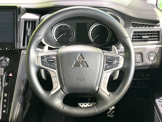 インテリアに合わせたデザインのステアリングは、運転される方のことも考え、運転しやすい形状、大きさです。是非一度、実際に触ってお確かめください。