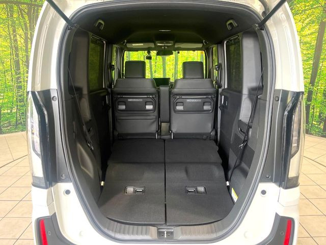 後席を格納すると、これだけの広さが!シーンに合わせたシートアレンジで、大きな荷物も積むことが出来ます♪