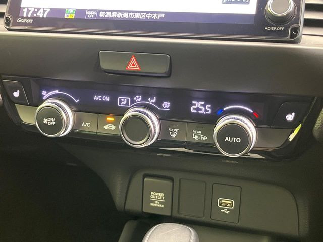 【オートエアコン】一度お好みの温度に設定すれば、車内の温度を検知し風量や温度を自動で調整。暑い&hellip;寒い&hellip;と何度もスイッチ操作をする必要はありません。快適な車内空間には必須の機能ですね♪