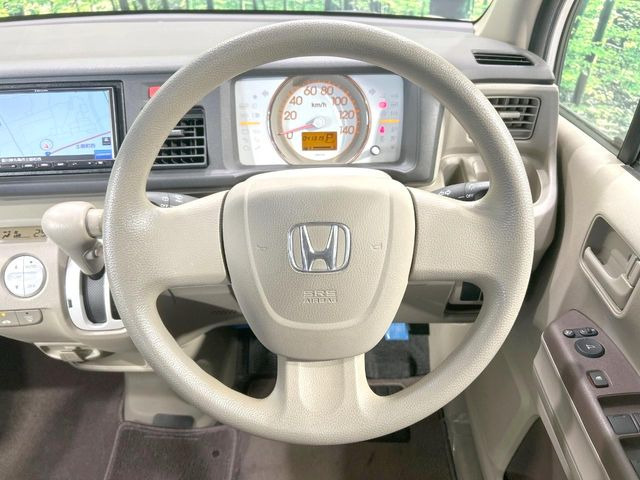インテリアに合わせたデザインのステアリングは、運転される方のことも考え、運転しやすい形状、大きさです。是非一度、実際に触ってお確かめください。