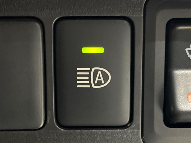 【アダプティブハイビーム】遠くまで明るく照らすハイビームを先行車や対向車に照射しない様、自動で調整!毎回手動で切り替える必要がなく、夜間走行時のストレスも軽減。安全性向上にも寄与します。