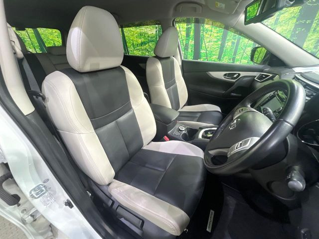 運転席シート廻りは使用感も少なく、良好な状態となっています。前オーナー様が丁寧に使っていたことがよくわかりますね。
