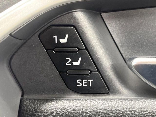 【メモリー機能付きパワーシート】ドライバーごとに設定したシート位置を記憶して、ボタン一つで切り替えできる便利な機能!運転する方が複数名いらっしゃるご家庭におすすめです♪