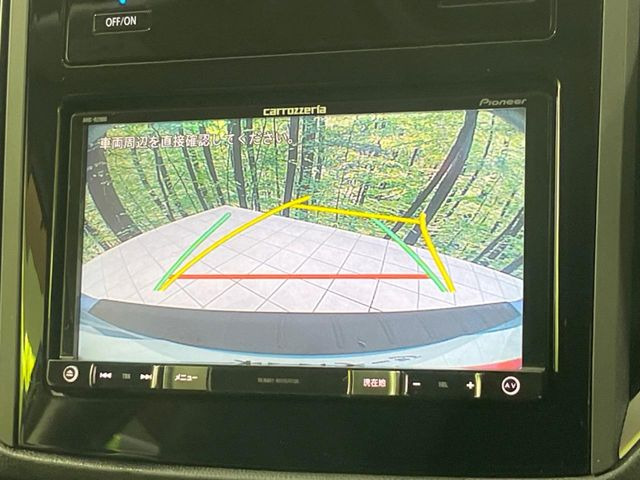 【バックカメラ】駐車時に後方がリアルタイム映像で確認できます。大型商業施設や立体駐車場での駐車時や、夜間のバック時に大活躍!運転スキルに関わらず、今や必須となった装備のひとつです!