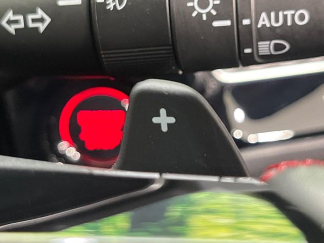 【パドルシフト】ハンドルから手を離さずに素早くシフトアップ&ダウンができるので、エンジンブレーキを使う下り坂や高速道路の合流で加速したい場面で役立ちます。