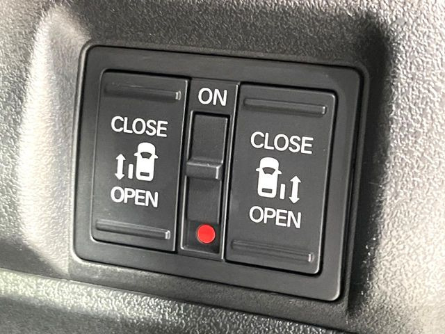【両側パワースライドドア】スマートキーや運転席のスイッチで後席両側スライドドアの開閉が可能♪電動だから力を入れてドアを開ける必要が無く、小さなお子様でも簡単に開け閉めでき快適です♪