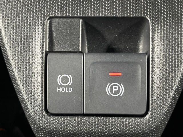 【オートブレーキホールド】信号待ちや渋滞で停車時にブレーキから足を離しても、停止状態を保持してくれます。前進するときはアクセルを踏めば自動で解除されるので安心♪街乗り運転が楽になります♪