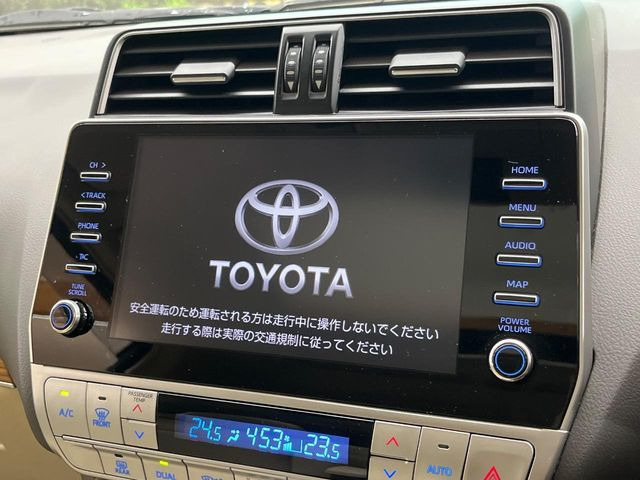 【メーカー純正ナビ】インテリアに溶け込むスタイリッシュな「専用設計」メーカーナビを装備♪視認性や操作性など基本性能にも優れ、より上質なカーライフをお楽しみいただけます。