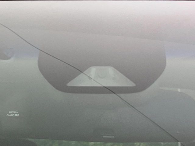 【ホンダセンシング】走行中に前方の車両等を認識し、衝突しそうな時は警報とブレーキで衝突回避と被害軽減をアシスト。より安全にドライブをお楽しみいただけます。
