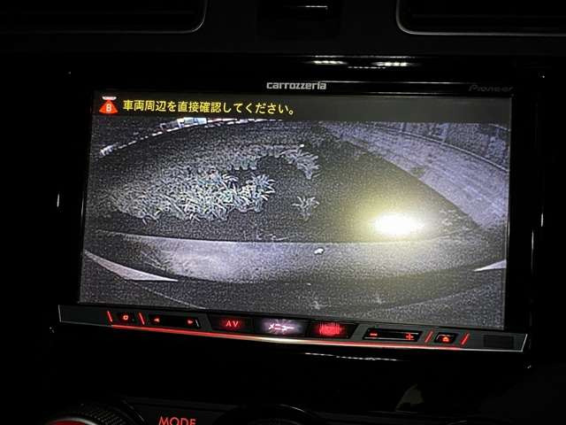 【バックカメラ】運転席から画面上で安全確認ができます。駐車が苦手な方にもオススメな便利機能です。
