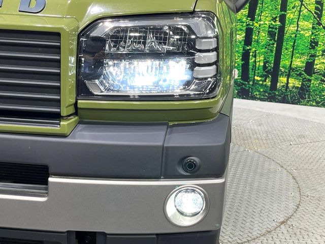 【LEDヘッドライト】悪天候や夜間走行時も良好な視界を確保し安心して運転できる高輝度LEDヘッドライトを装備!点灯速度が早く、消費電力も抑えられています。