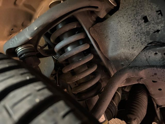 お車を安心してお乗りいただく為には、足回りの定期点検が欠かせません。サービスサポート(有償保証)では無料点検もご提供しており、安心のカーライフをお過ごしいただけるサポート体制が整っています。