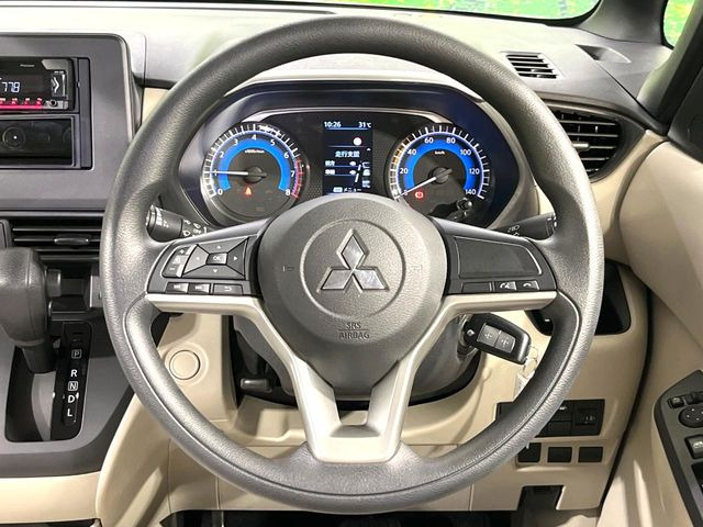 �C���e���A�ɍ��킹���f�U�C���̃X�e�A�����O�́A�^�]�������̂��Ƃ��l���A�^�]���₷���`��A�傫���ł��B�����x�A���ۂɐG���Ă��m���߂��������B