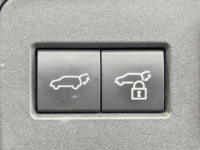 【パワーバックドア】スマートキーや運転席のボタンを押すだけでリアゲートが自動で開閉します!荷物を持っている時や、高い位置にあるバックドアを閉める際に便利な機能です♪