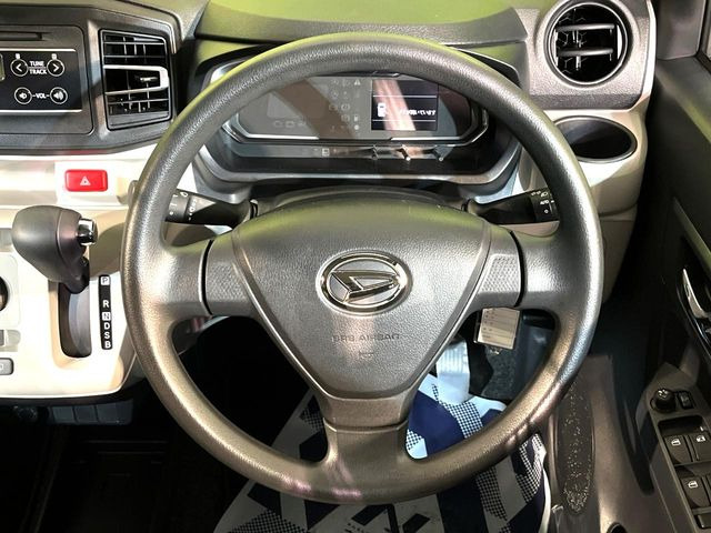 インテリアに合わせたデザインのステアリングは、運転される方のことも考え、運転しやすい形状、大きさです。是非一度、実際に触ってお確かめください。