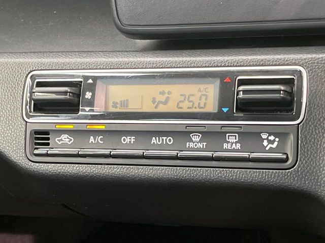 【オートエアコン】一度お好みの温度に設定すれば、車内の温度を検知し風量や温度を自動で調整。暑い&hellip;寒い&hellip;と何度もスイッチ操作をする必要はありません。快適な車内空間には必須の機能ですね♪