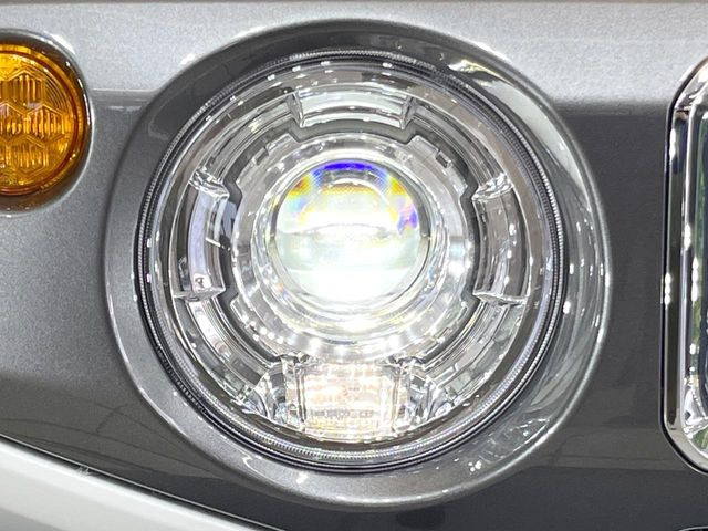 【LEDヘッドライト】悪天候や夜間走行時も良好な視界を確保し安心して運転できる高輝度LEDヘッドライトを装備!点灯速度が早く、消費電力も抑えられています。