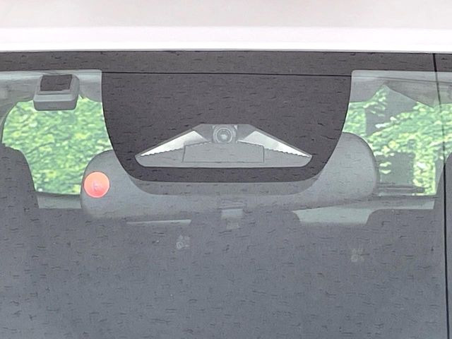 【ホンダセンシング】走行中に前方の車両等を認識し、衝突しそうな時は警報とブレーキで衝突回避と被害軽減をアシスト。より安全にドライブをお楽しみいただけます。