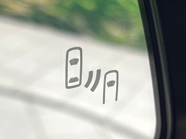 【ブラインドスポットモニター】走行中、ドアミラーの死角になりやすい箇所に後続車が接近するとサイドミラーのレンズに警告を表示!ドライバーに注意喚起をしてくれます。