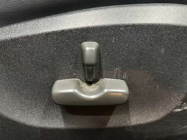 【パワーシート】電動でシートポジションの変更が可能です。手動式より細かくシート設定が可能ですのでより快適な姿勢でドライブを楽しんで頂けるでしょう。