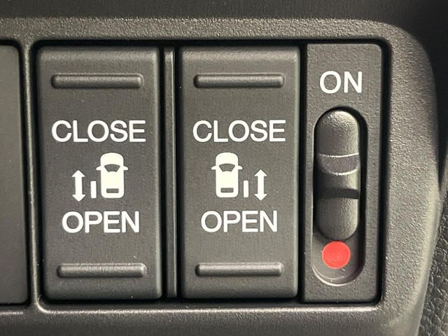 【両側パワースライドドア】スマートキーや運転席のスイッチで後席両側スライドドアの開閉が可能♪電動だから力を入れてドアを開ける必要が無く、小さなお子様でも簡単に開け閉めでき快適です♪