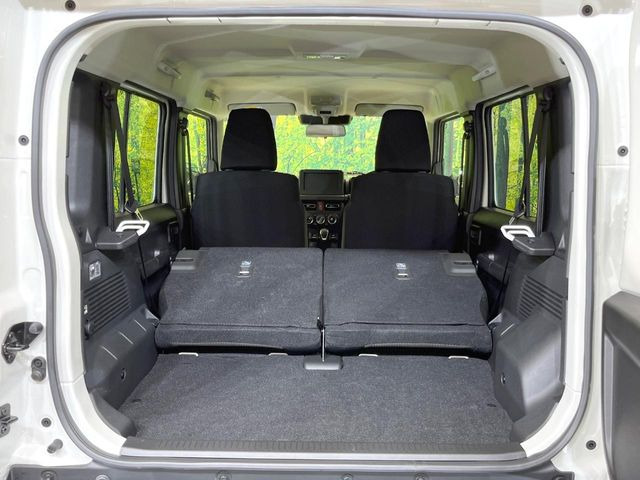 積み下ろしのしやすいデッキにはたっぷりと荷物を積み込んでいただけます。遊びから仕事まで、様々なシーンで頼れます♪