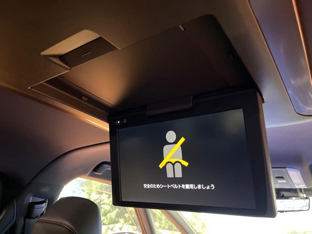 【フリップダウンモニター】大画面モニターで後席でもエンタメをお楽しみいただけます。小さなお子様にも大人気の装備です♪