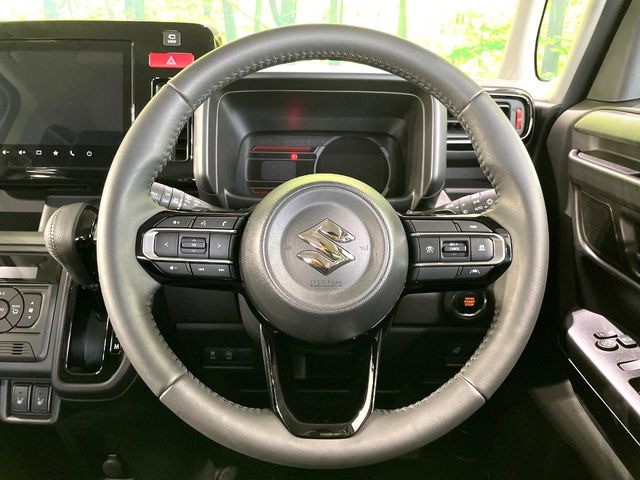 インテリアに合わせたデザインのステアリングは、運転される方のことも考え、運転しやすい形状、大きさです。是非一度、実際に触ってお確かめください。