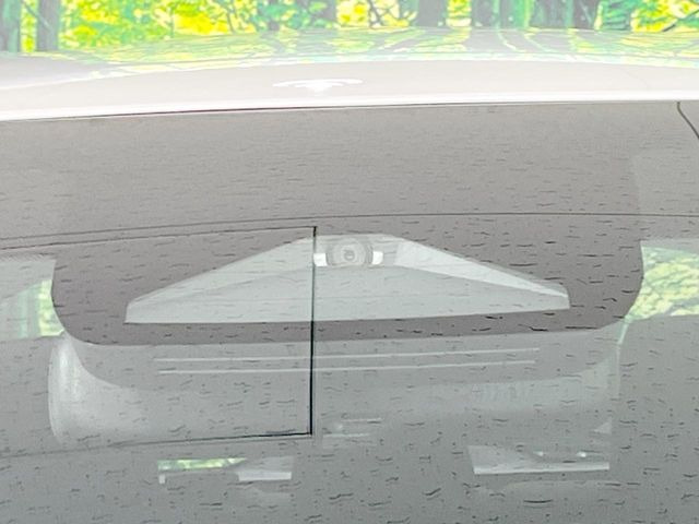 【トヨタセーフティセンス】走行中に前方の車両等を認識し、衝突しそうな時は警報とブレーキで衝突回避と被害軽減をアシスト。より安全にドライブをお楽しみいただけます。