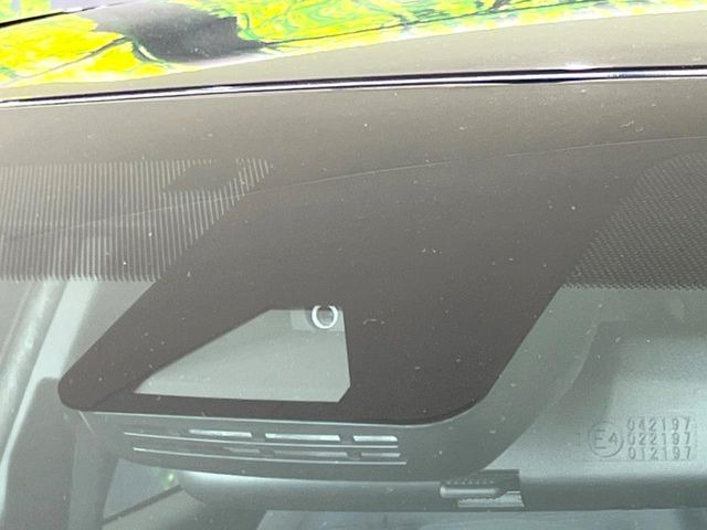 【トヨタセーフティセンス】走行中に前方の車両等を認識し、衝突しそうな時は警報とブレーキで衝突回避と被害軽減をアシスト。より安全にドライブをお楽しみいただけます。
