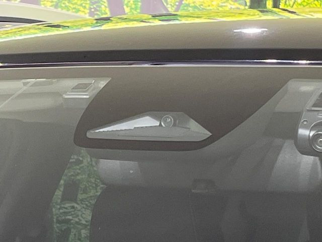 【ホンダセンシング】走行中に前方の車両等を認識し、衝突しそうな時は警報とブレーキで衝突回避と被害軽減をアシスト。より安全にドライブをお楽しみいただけます。