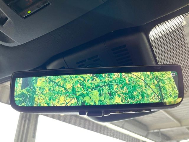 【デジタルインナーミラー】後席の大きな荷物や同乗者で後方が確認しづらい時でも安心!カメラが撮影した車両後方の映像をルームミラー内に表示。クリアな視界で状況の確認が可能です!